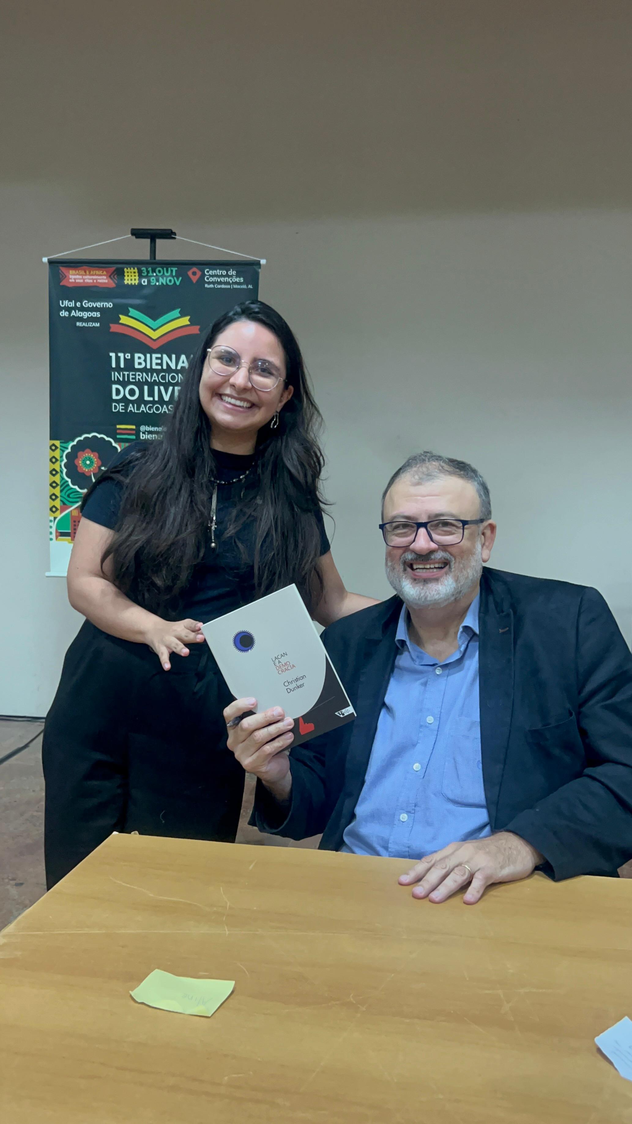 Aline Melo sorrindo ao lado de Christian Dunker